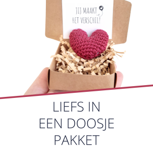 Liefs in een doosje - Pockethug met gehaakt hartje