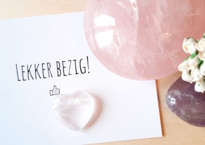 Pluimpje met edelsteen hartje Liefs op papier